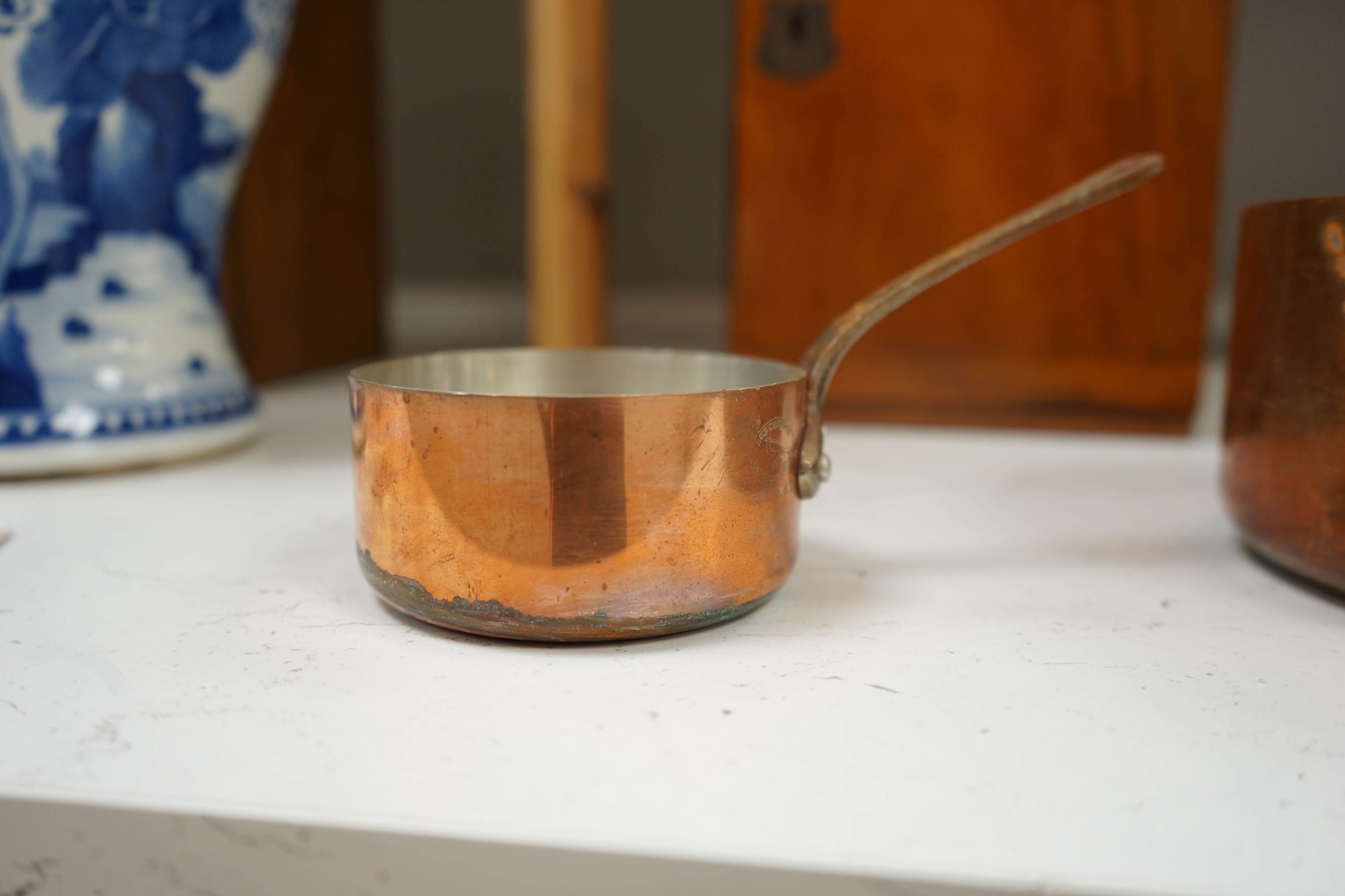 A set of 5 graduated copper pans, largest 18cm diameter. Condition - good